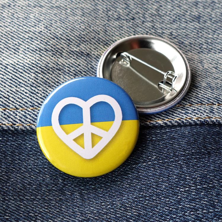 Ansteckbutton Ukraine Love Peace Zeichen auf Jeans mit Rückseite